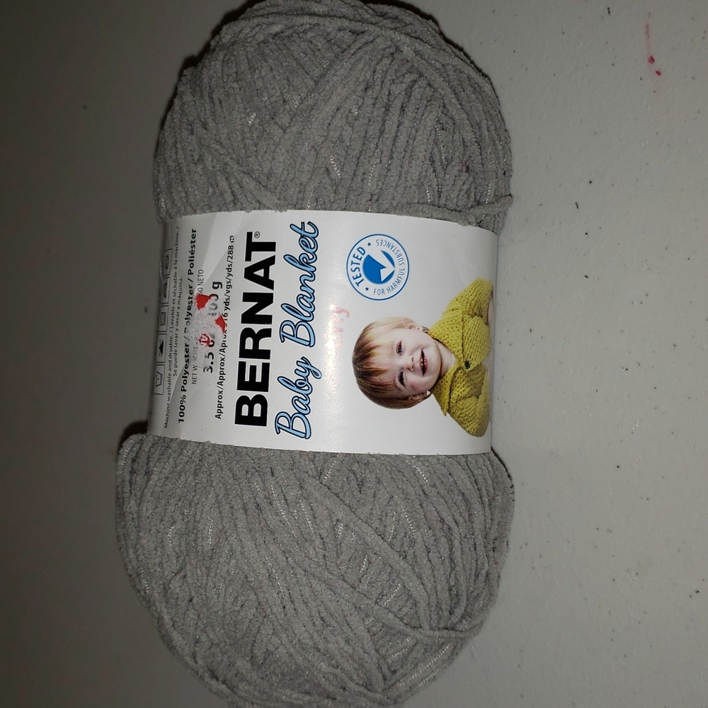 Gray skein of yarn (size 4)